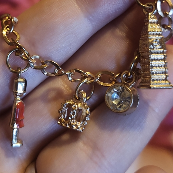 NWOT Cute Golden London Themed Charm Bracelet - Picture 4 of 5